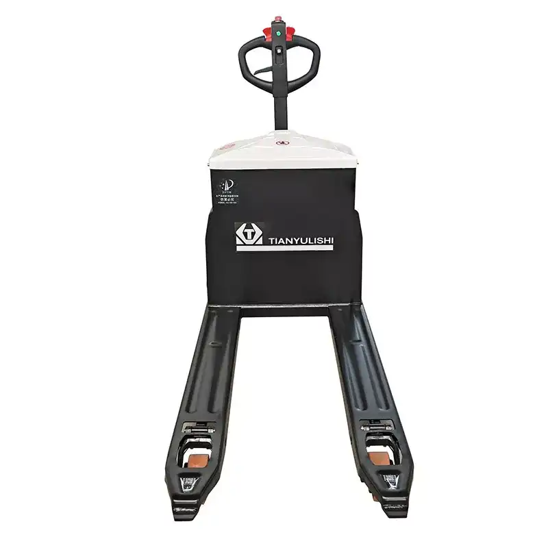 Vista posterior de la transpaleta elèctrica per a càmera frigorífica amb protecció impermeable al motor i timó de control.