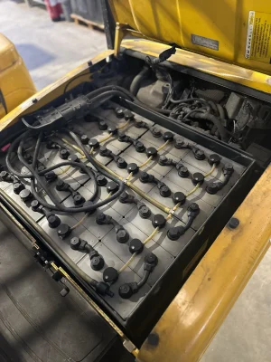 Batería de plomo instalada en una carretilla elevadora para operaciones de almacén